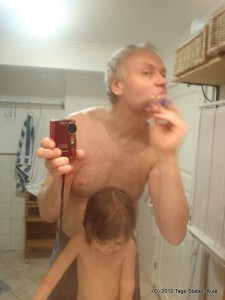 Morfar barberer seg