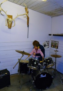 Livia spiller trommer
