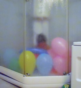 Livia og ballonger i dusjen