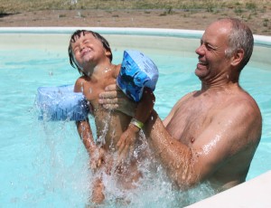 Livia og Morfar leker i vannet