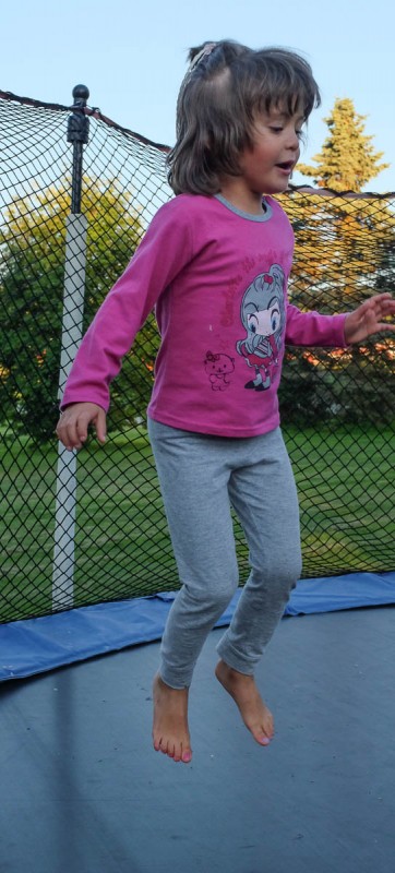 Livia på trampolinen